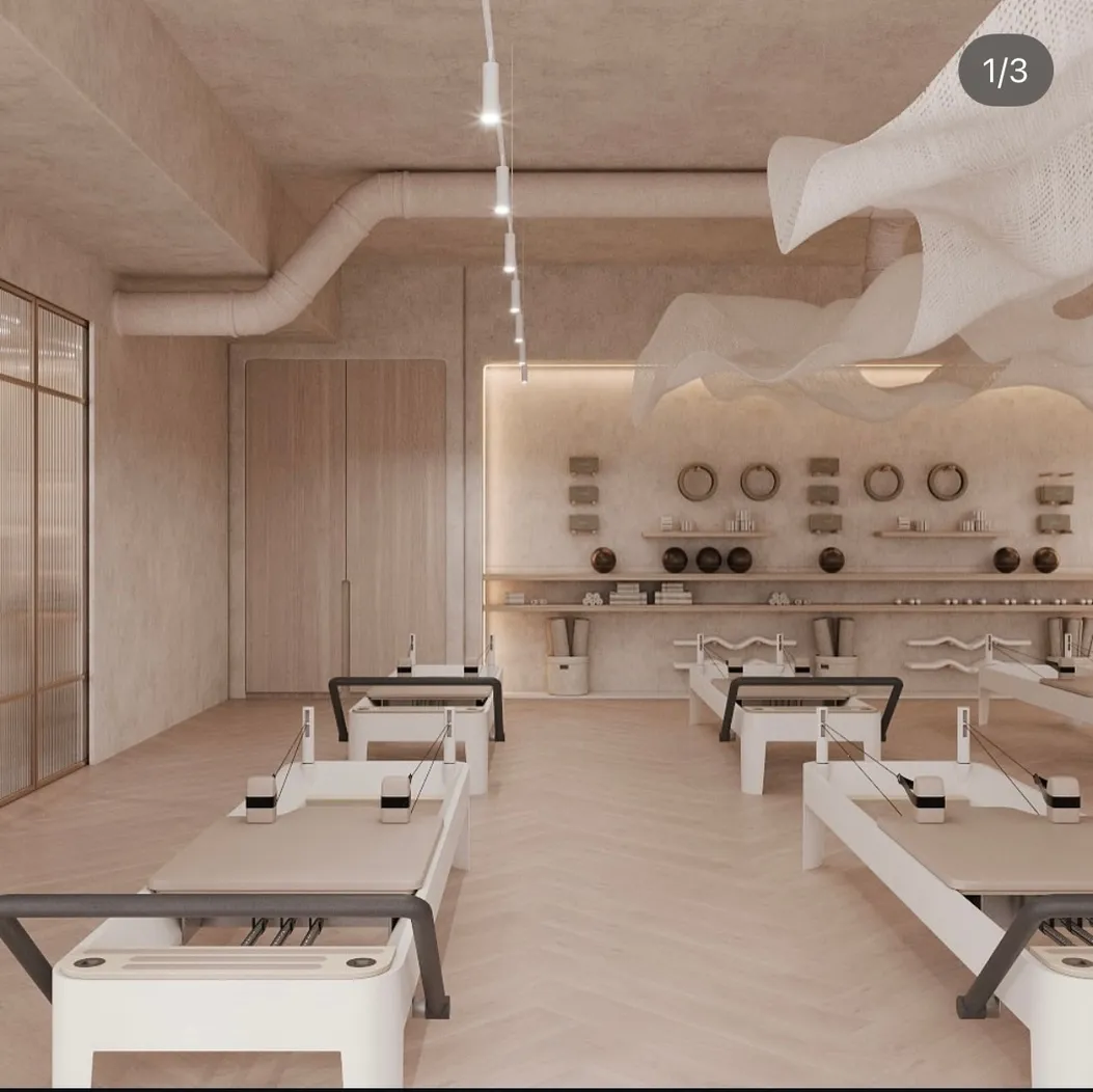Interieur du studio Yanna Pilates - Reformers et design beige